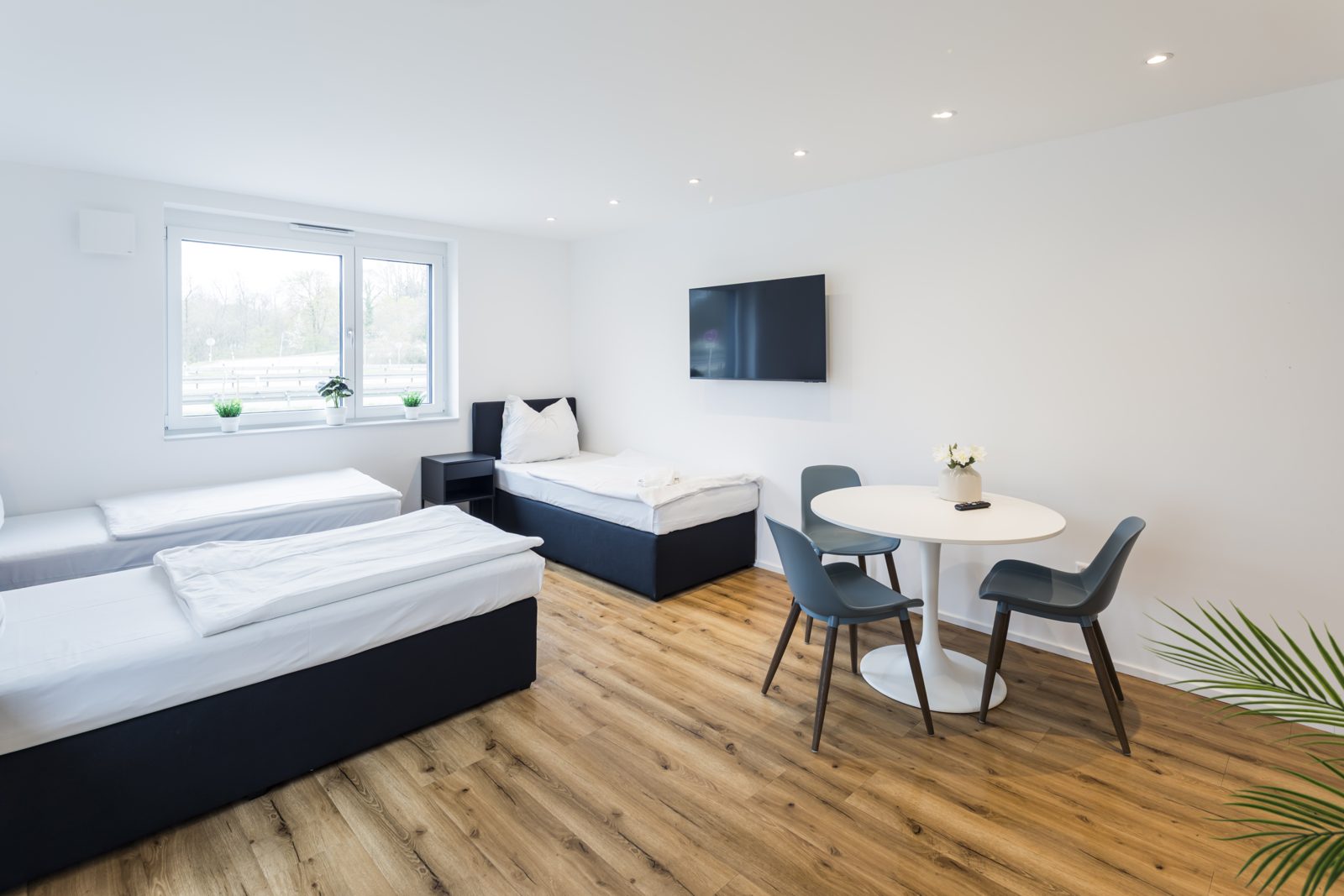 Apartment mit Esstisch